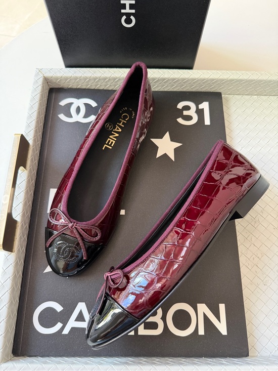 CHANEL Shoes - Chanel 26A Burgundy Croc Embossed Patent Metiers Black Cap Toe Ballet Flats 41